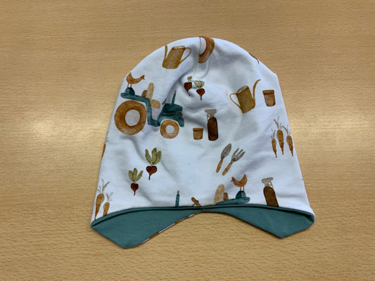 Mütze Weiß mit buntem Traktor- und Gemüsemotiv