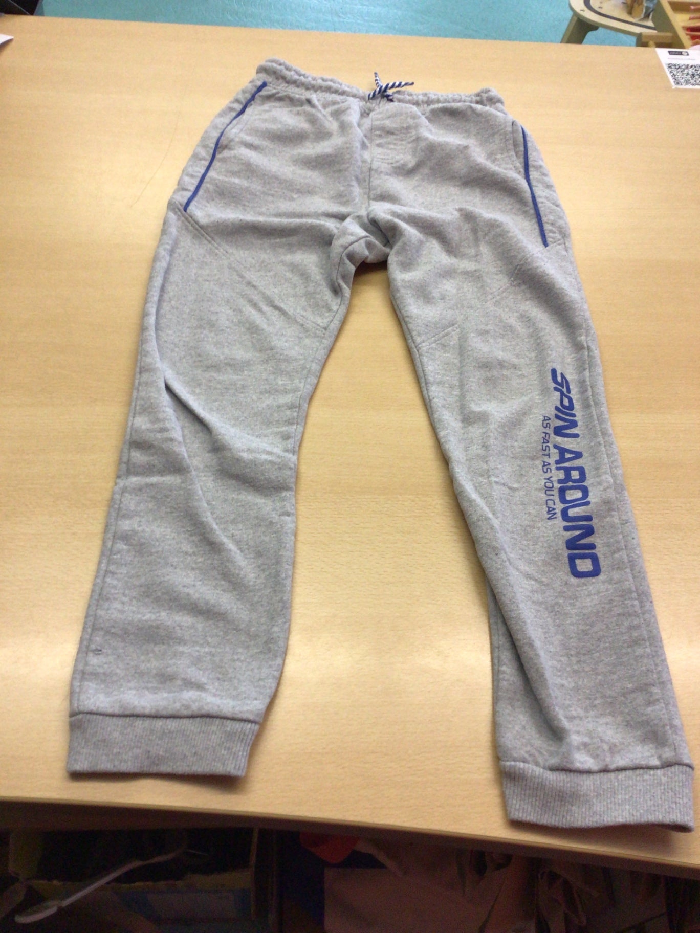 Jogginghose 134/140 Hellgrau