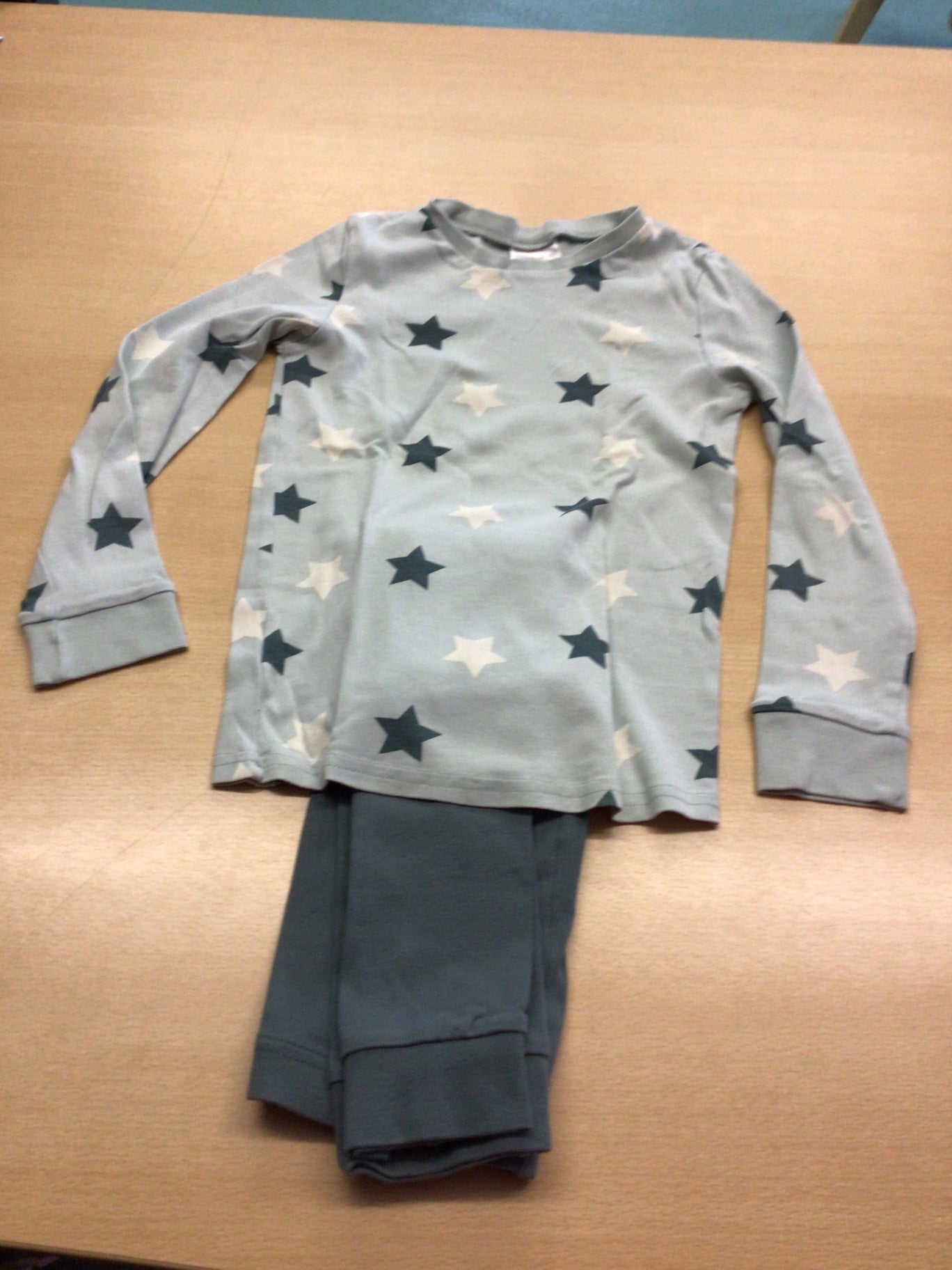 Pyjama 122/128 Grau