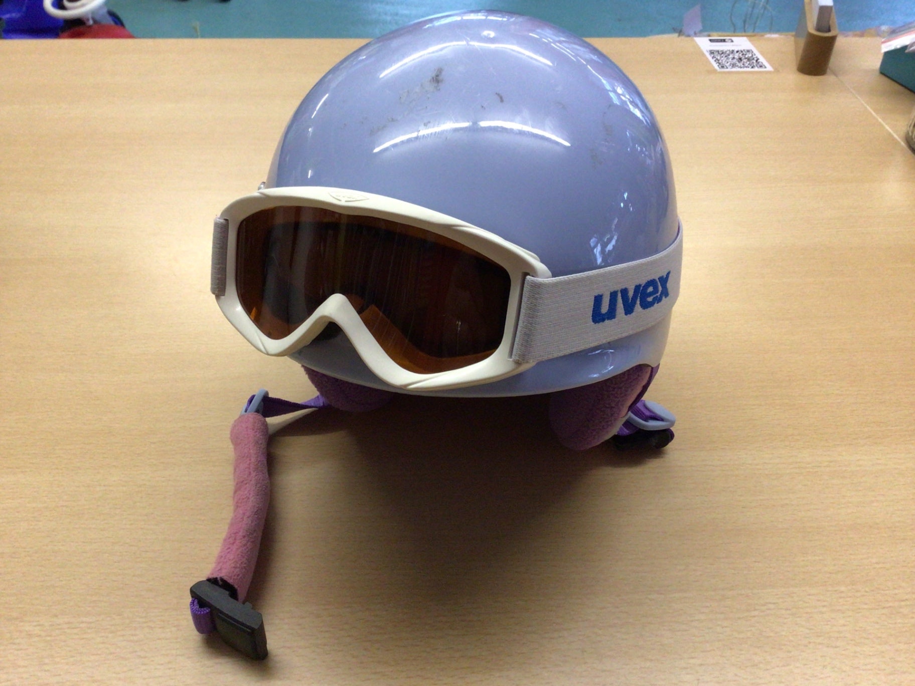  Skihelm mit Brille Grau