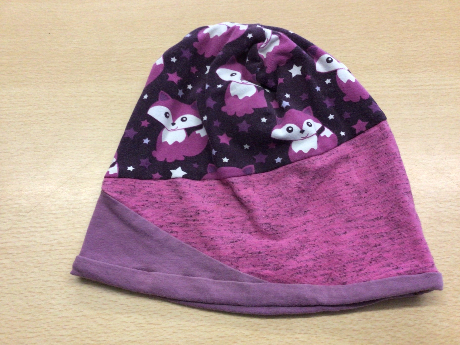 Mütze Lila und Schwarz mit Fuchsmotiv