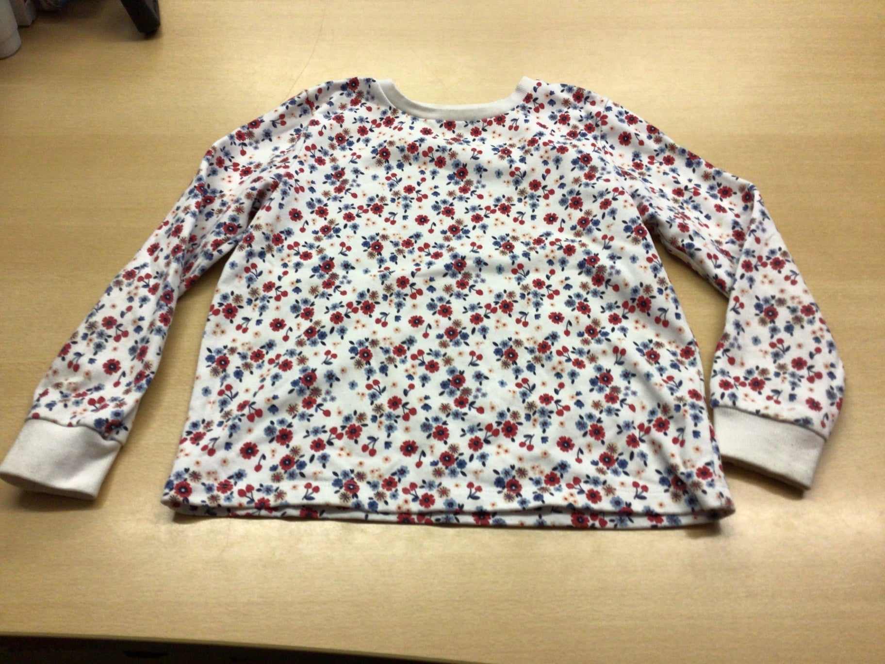 Pullover 134/140 Weiß mit rotem und blauem Blumenmuster