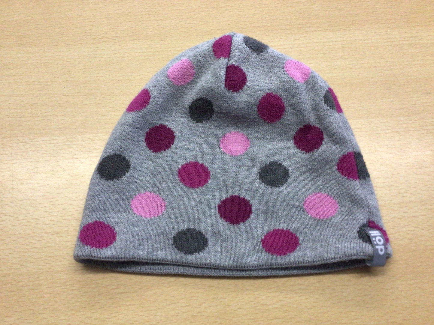 Mütze Grau mit pink, schwarzen und dunkelroten Punkten