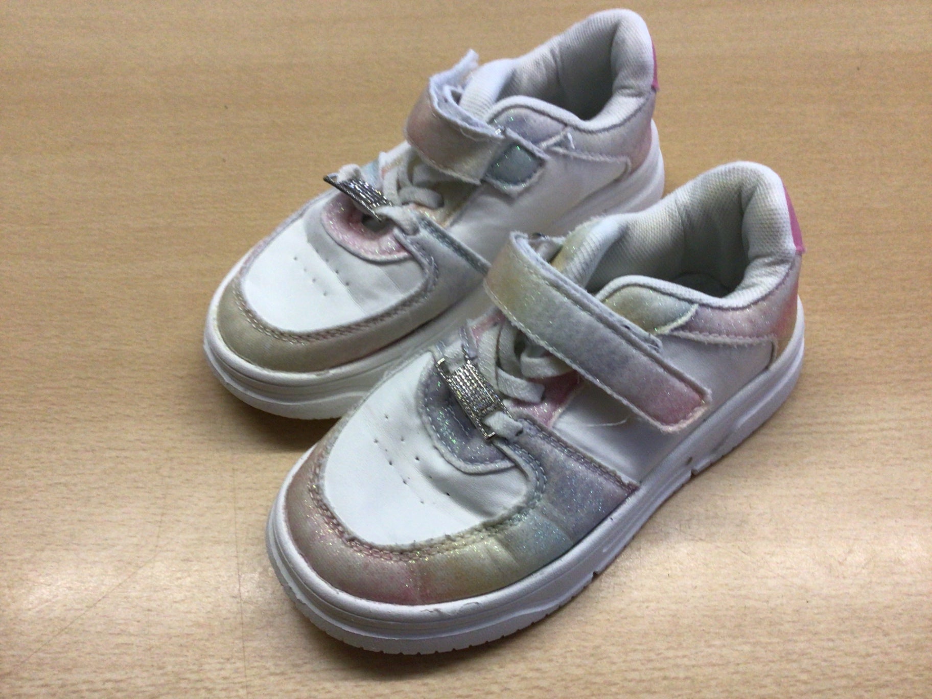  Sneaker 29 Weiß mit Pastellfarben und Glanzeffekten