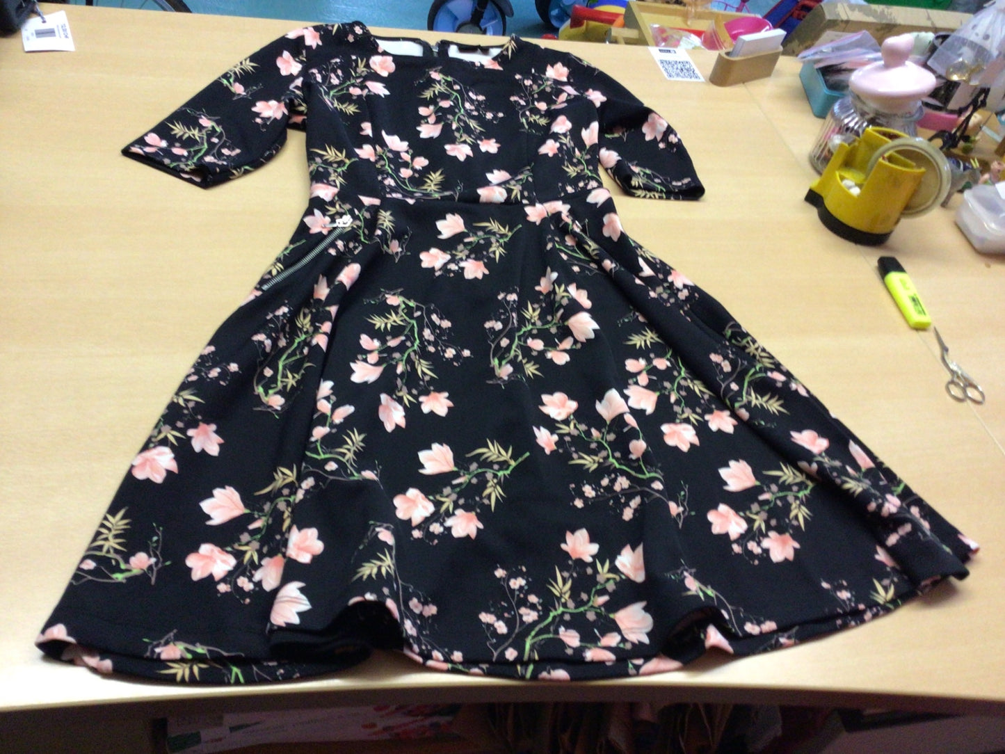  Kleid 36 Schwarz mit rosa Blumenmuster