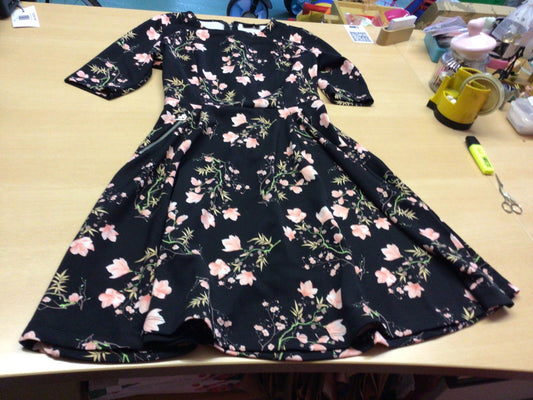  Kleid 36 Schwarz mit rosa Blumenmuster