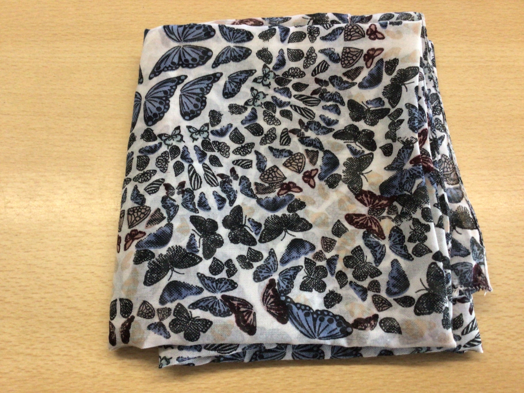  Schal Weiß mit schwarzen und braunen Schmetterlingsmustern