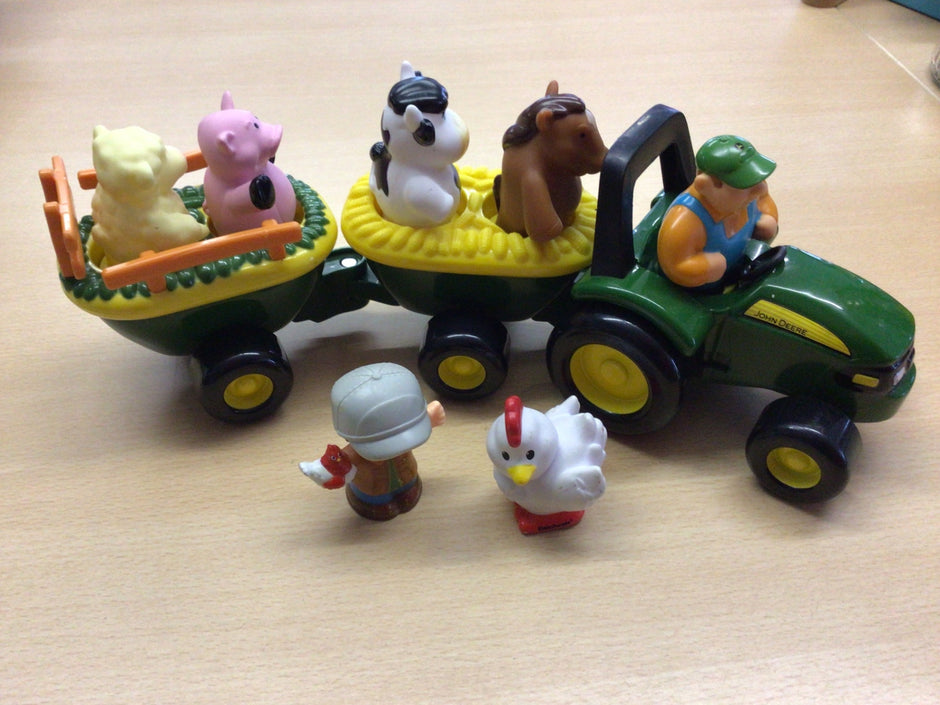 John Deere Traktor mit Bauer und Tieren Grün, Gelb, Weiß, Rot, Schwarz, Blau, Beige, Braun, Orange