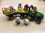 John Deere Traktor mit Bauer und Tieren Grün, Gelb, Weiß, Rot, Schwarz, Blau, Beige, Braun, Orange