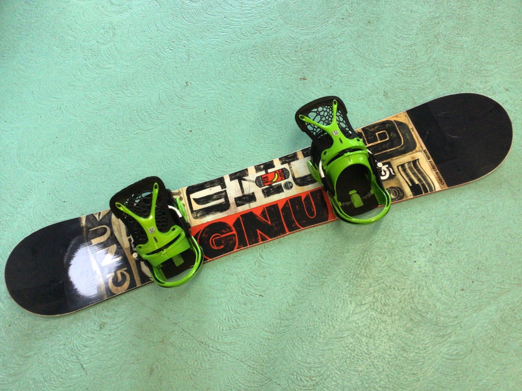 Gnu Snowboard Schwarz, Beige, Rot, Grün