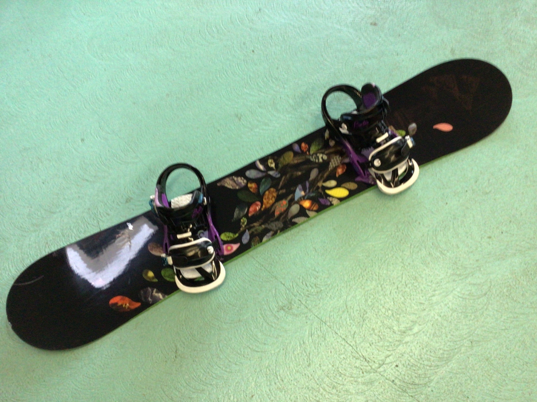 Snowboard Schwarz mit bunten Mustern