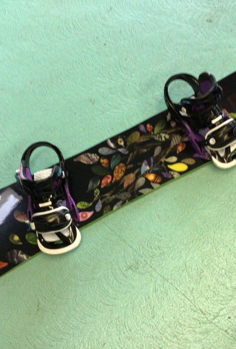 Snowboard Schwarz mit bunten Mustern