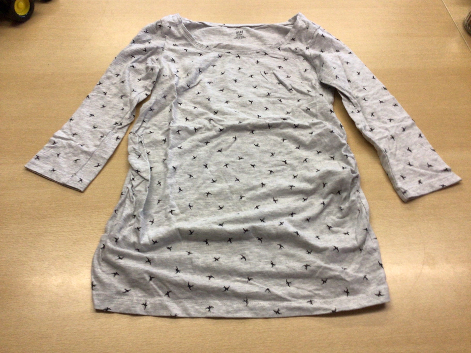 Umstands-Shirt XS Grau mit schwarzen Flügelmustern