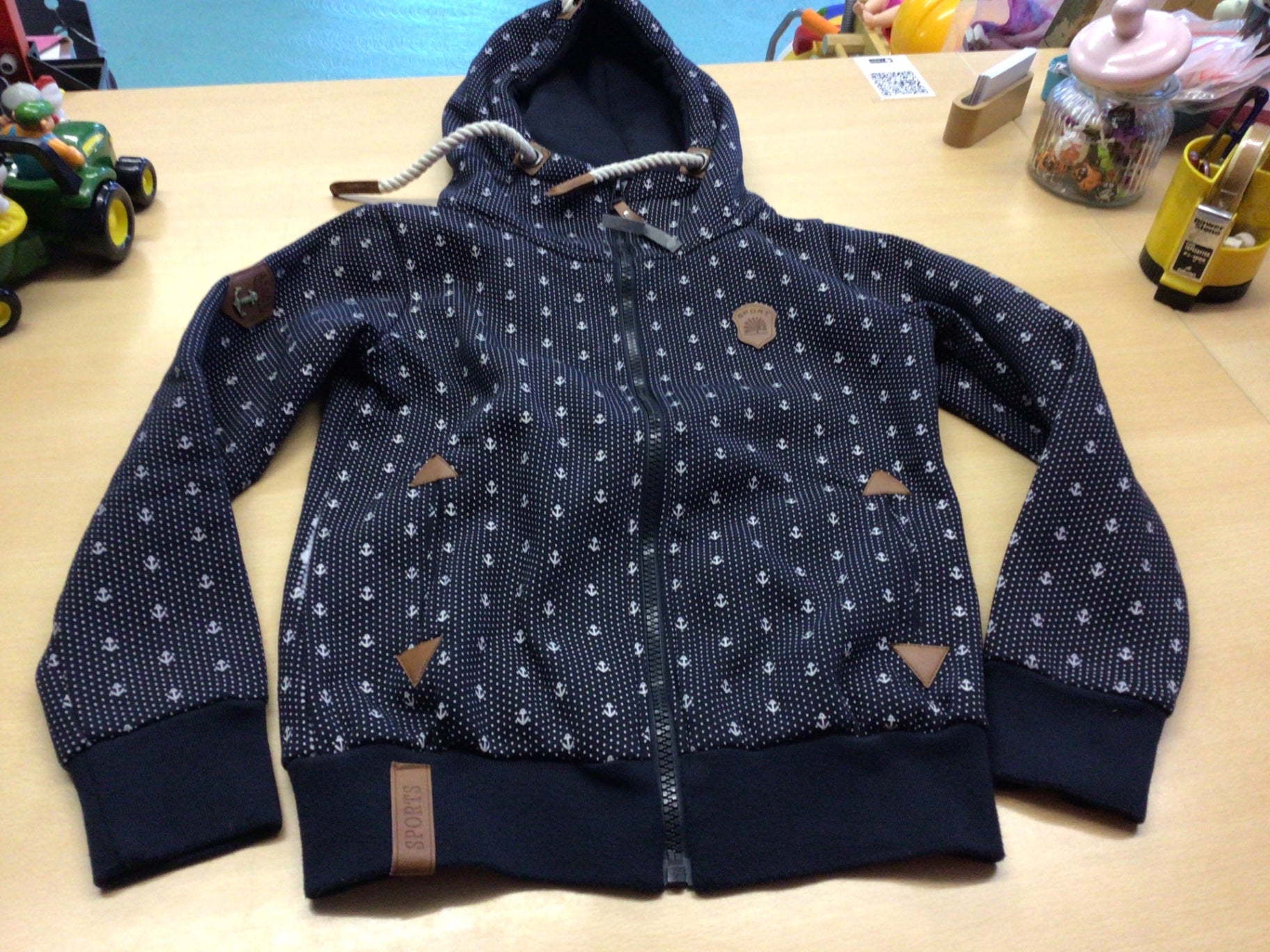 Jacke 146 Dunkelblau mit weißen Mustern