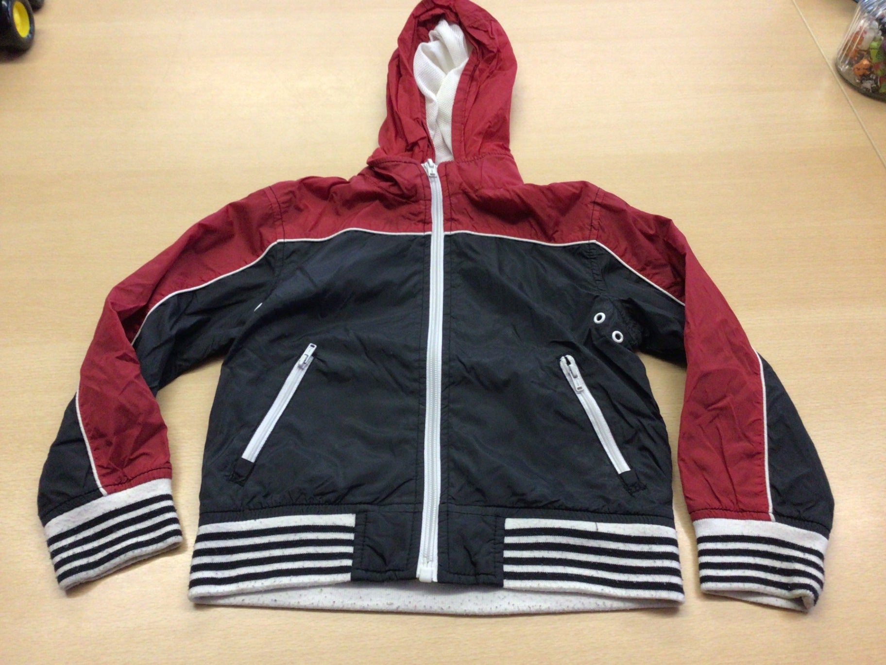 Regenjacke 110 Rot, Schwarz, Weiß