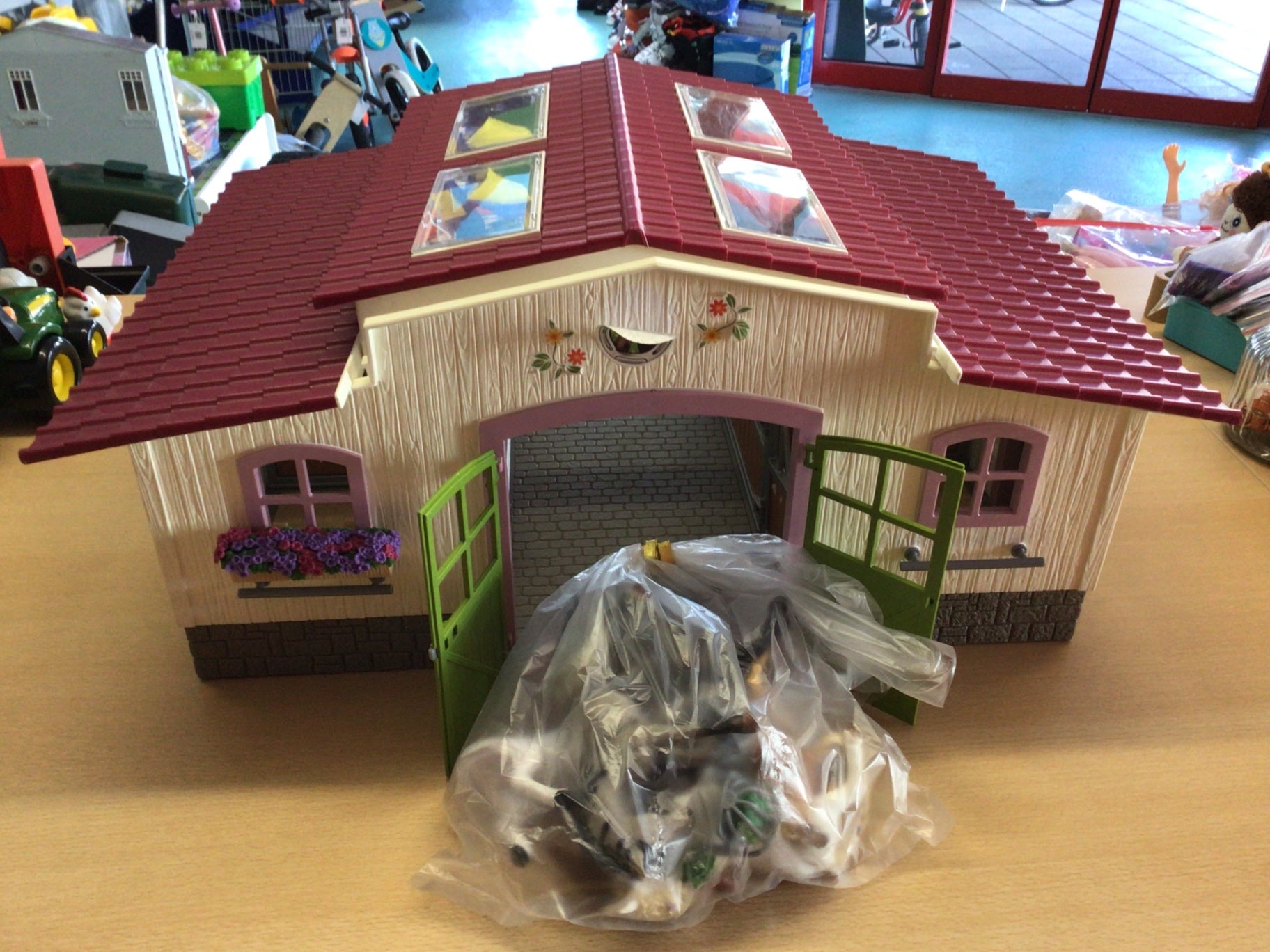 Schleich Pferdehof Hellbeige, Rosa, Grün, Dunkelbraun, Rot