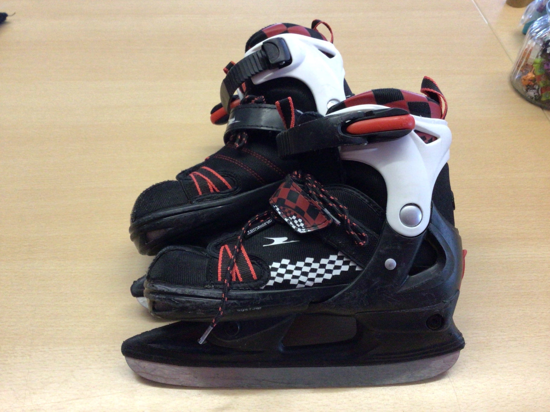 Schlittschuhe 35/36 Schwarz, Weiß, Rot