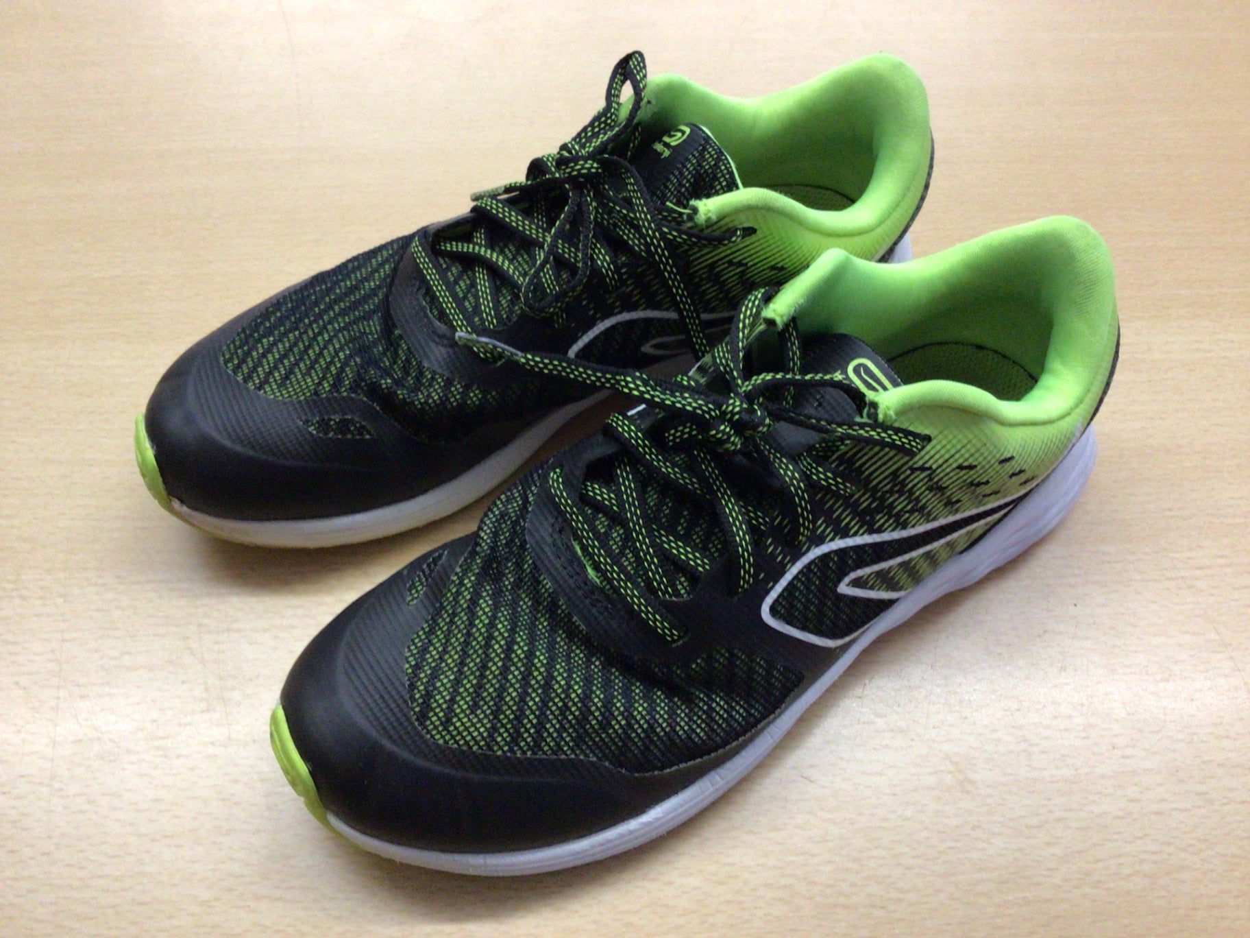 Sneaker 36 Schwarz und Neongrün