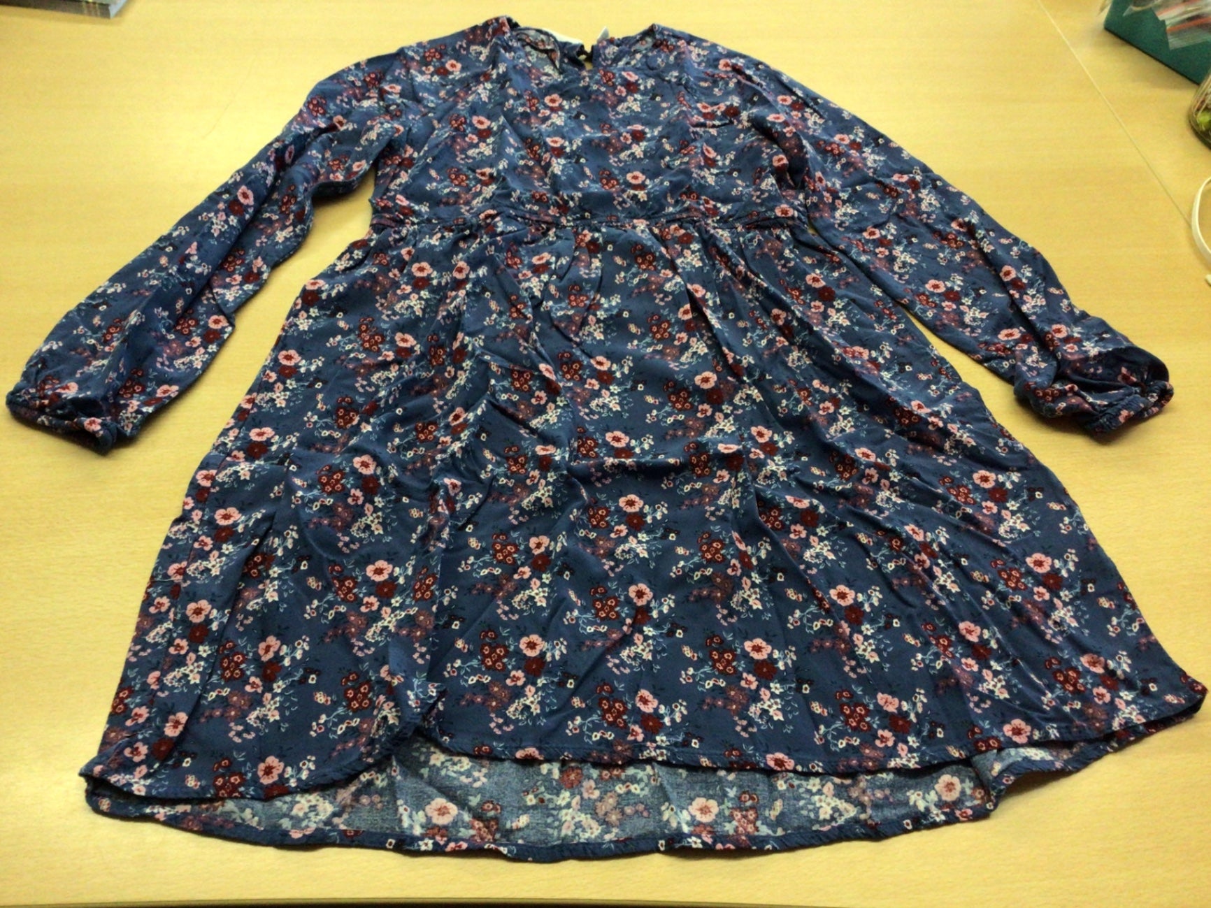 Kleid 146 Blau mit rotem und weißem Blumenmuster
