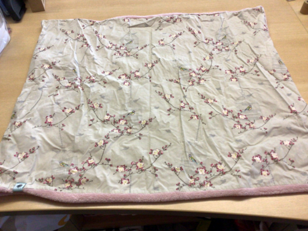  Babydecke Beige mit Blumendekor in Rosa und Weiß