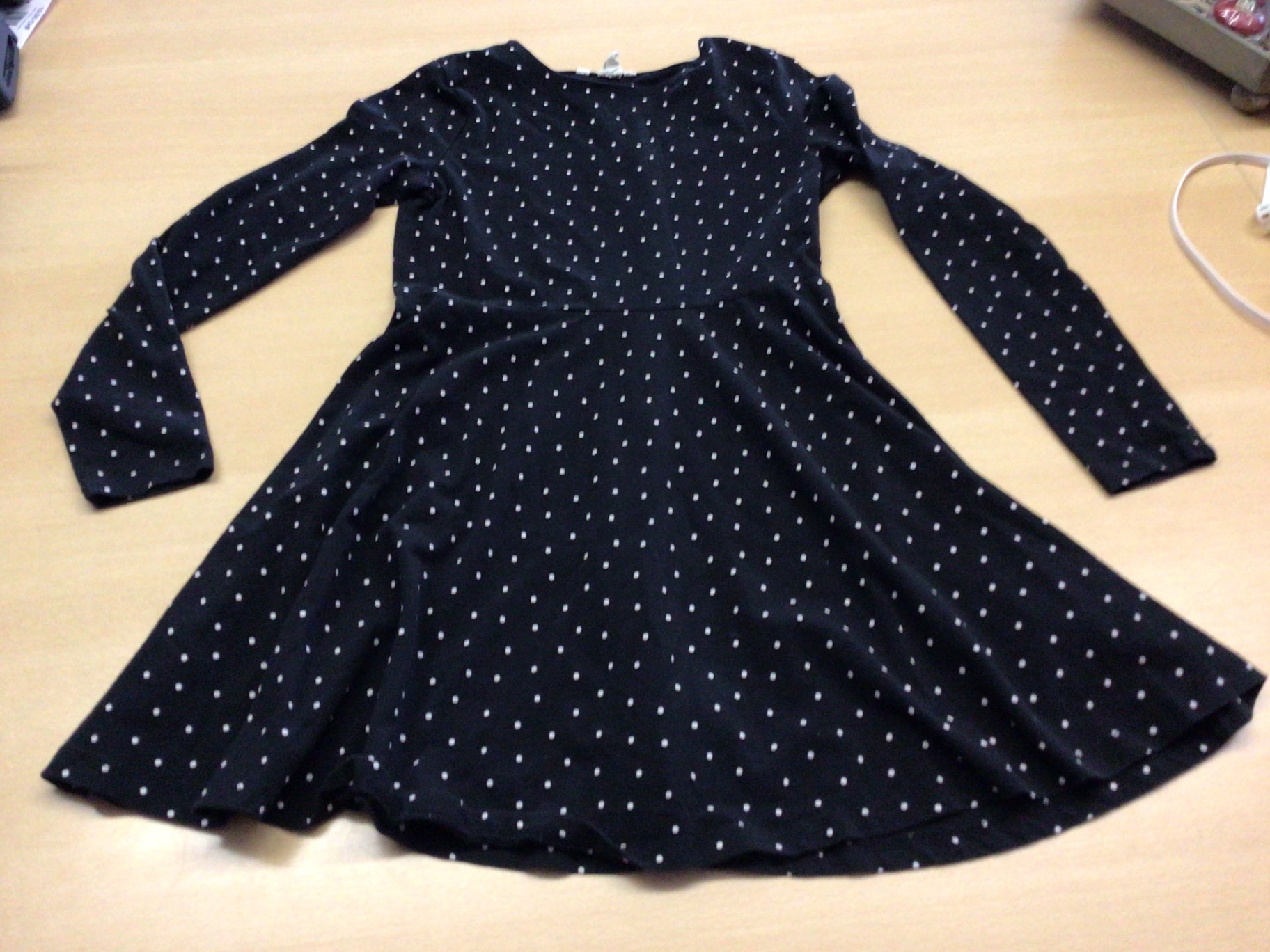  Kleid 140 Dunkelblau mit weißen Punkten