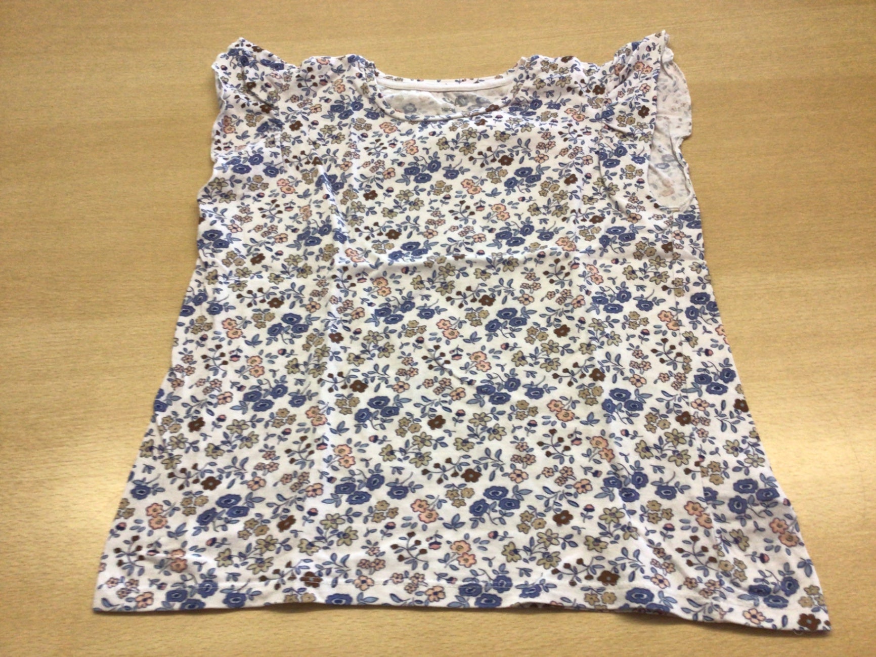 T-Shirt 140 Weiß mit blauen, braunen und rosa Blumenmuster