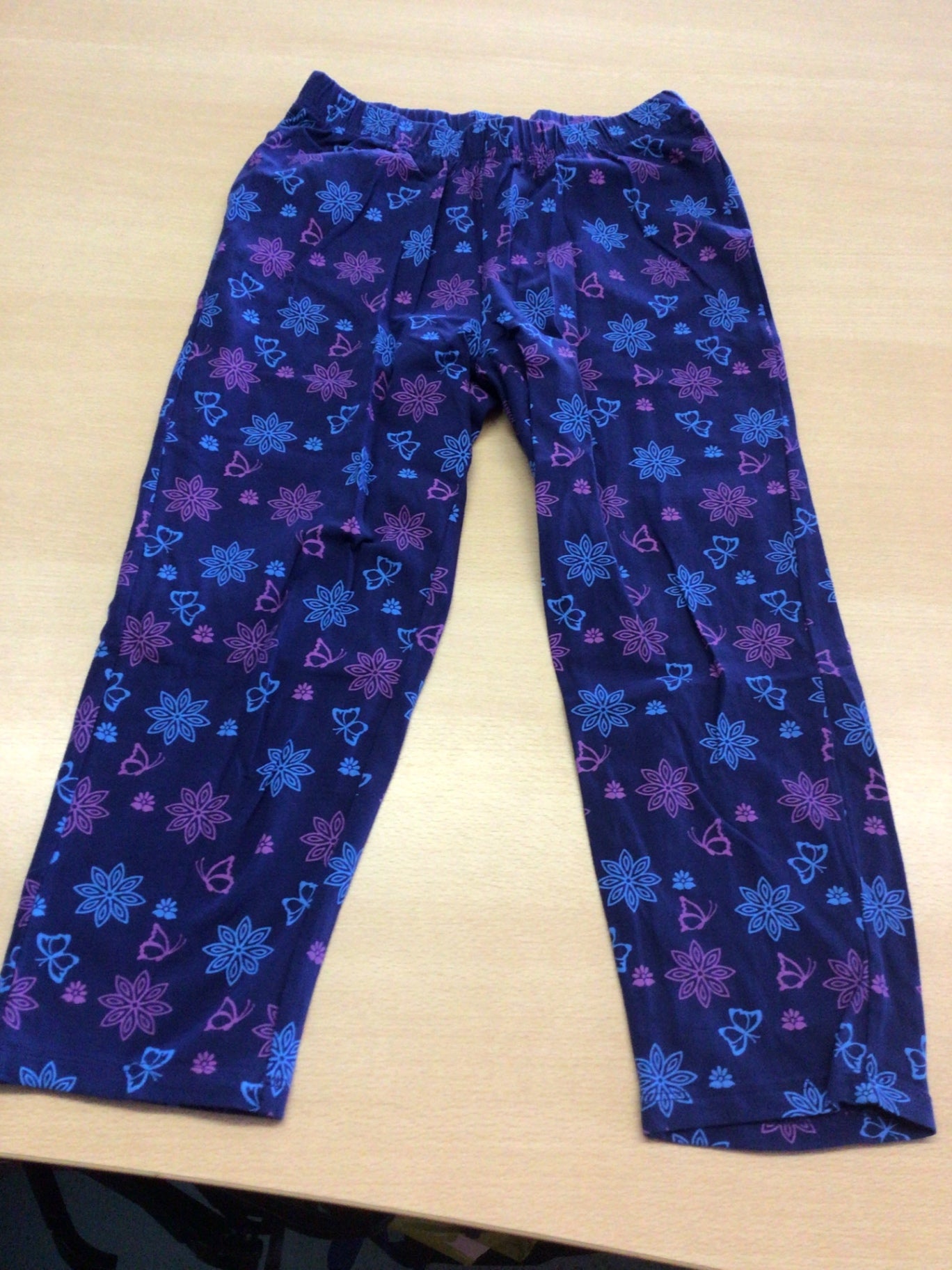  Sommerhose 164/170 Dunkelblau mit blauen, lilafarbenen und pinken Blumen- und Schmetterlingsmustern