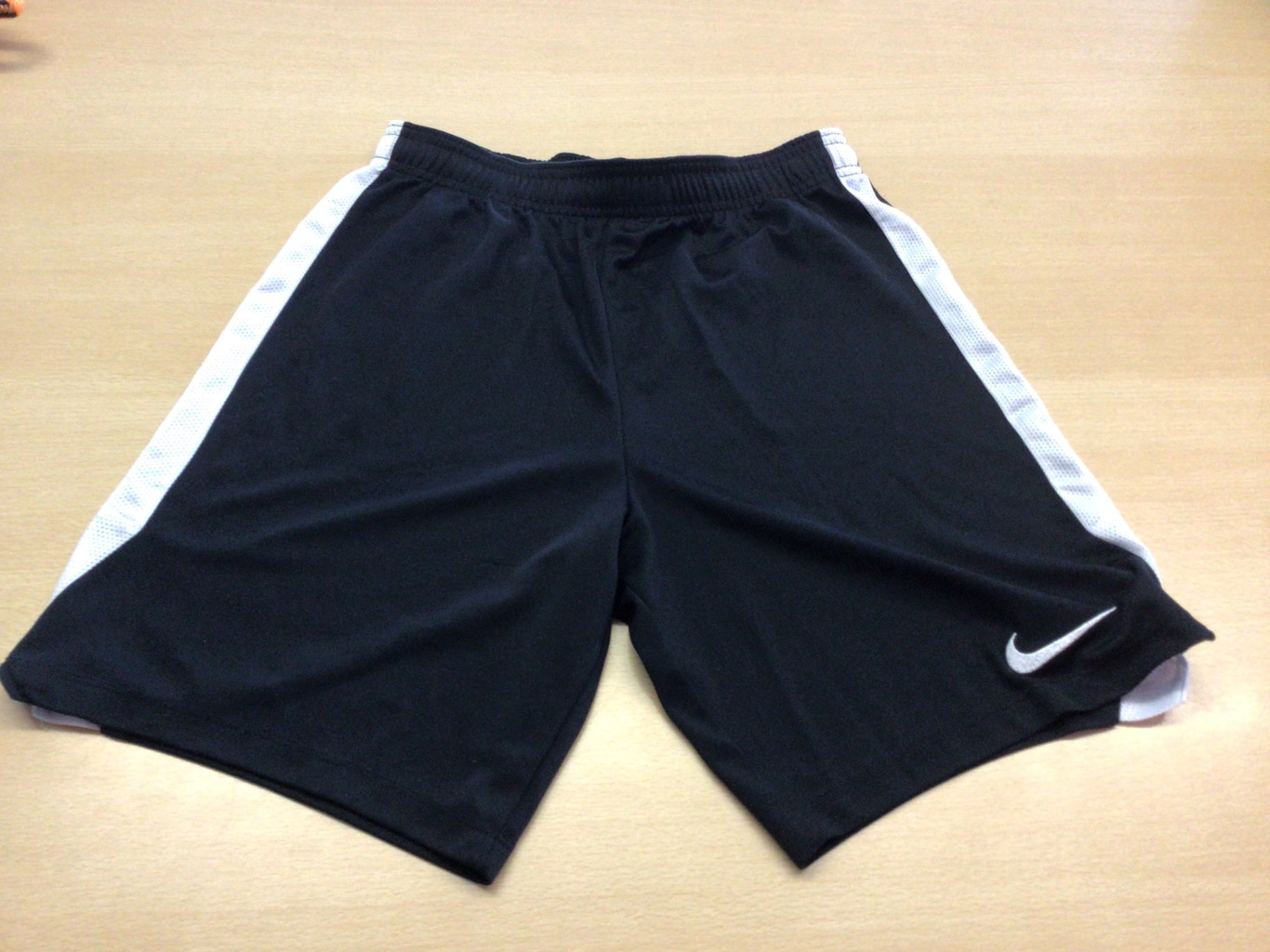 Nike Sport-Shorts 158 - 170 Schwarz und Weiß