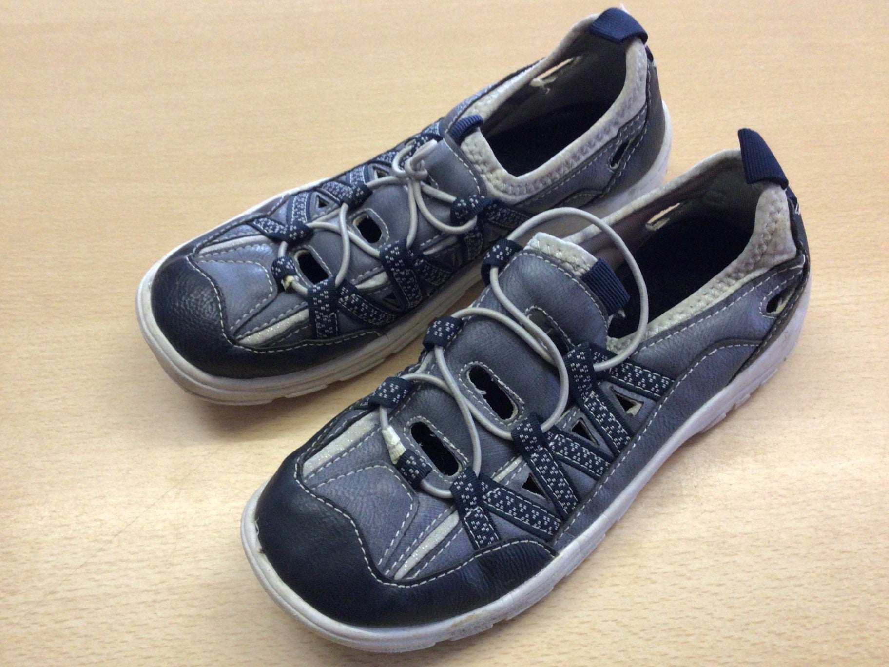 Sneaker 36 Grau und Schwarz