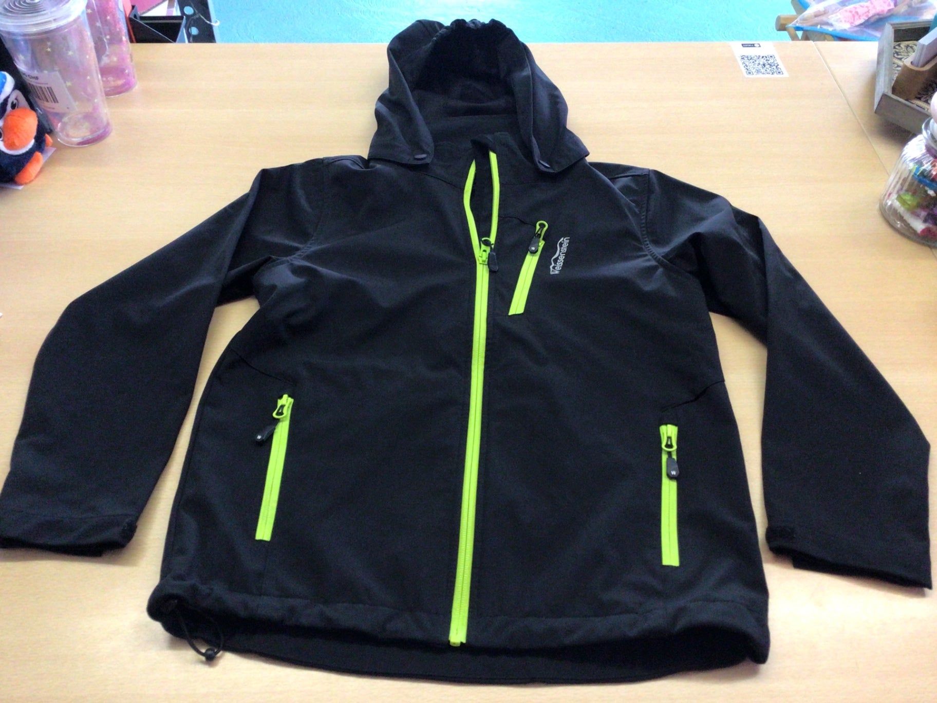 Softshelljacke Schwarz mit neongrünen Reißverschlüssen