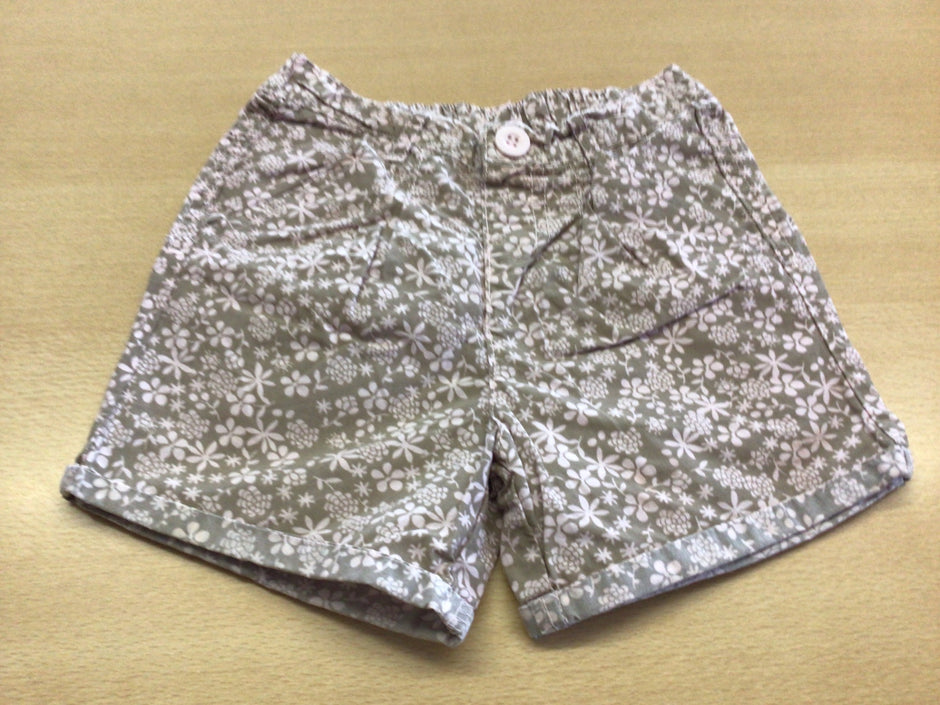  Shorts 92 Grau mit weißen Blumenmuster