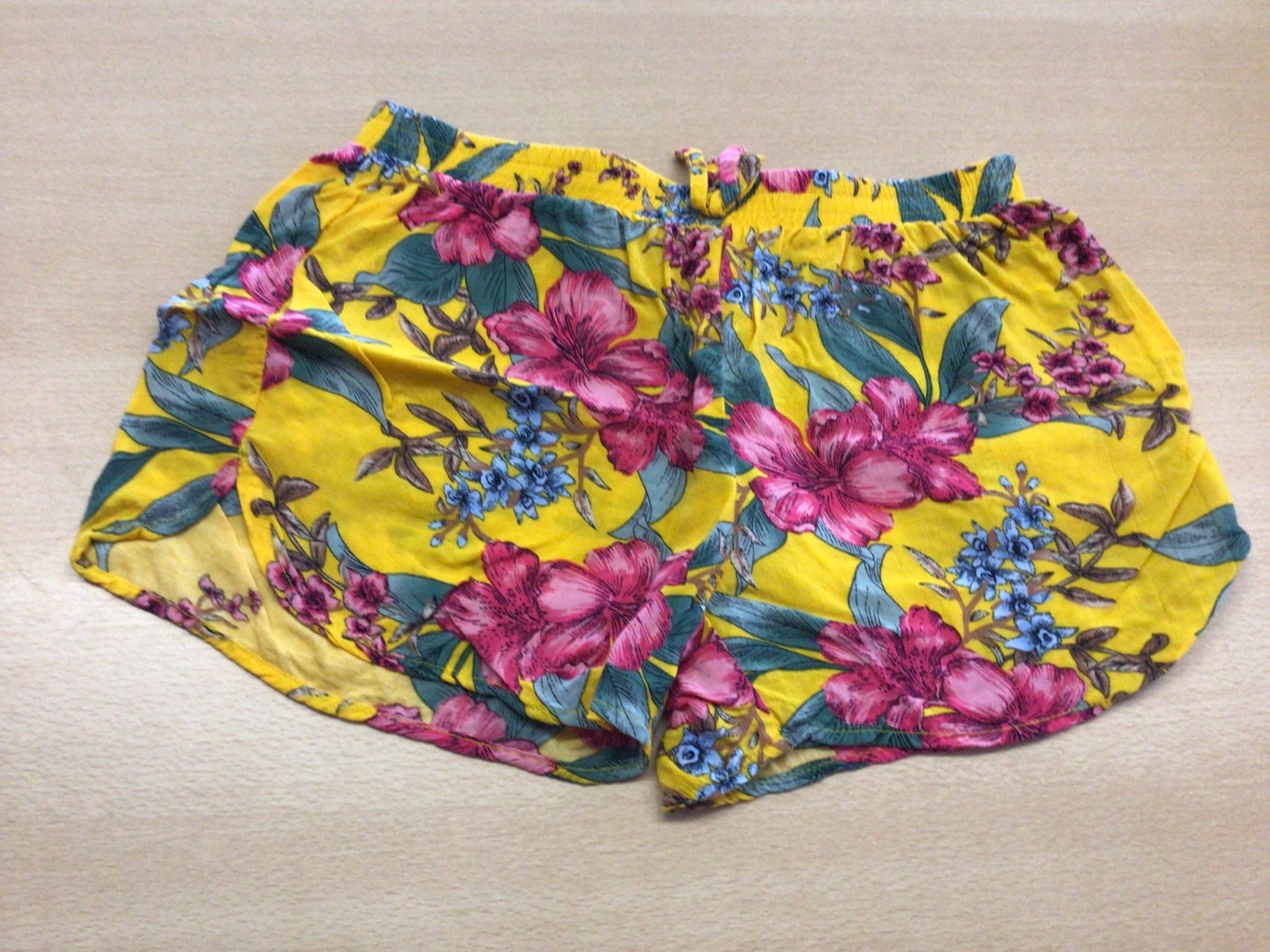  Shorts 146 Gelb mit pink, grün, blau, braun und lila