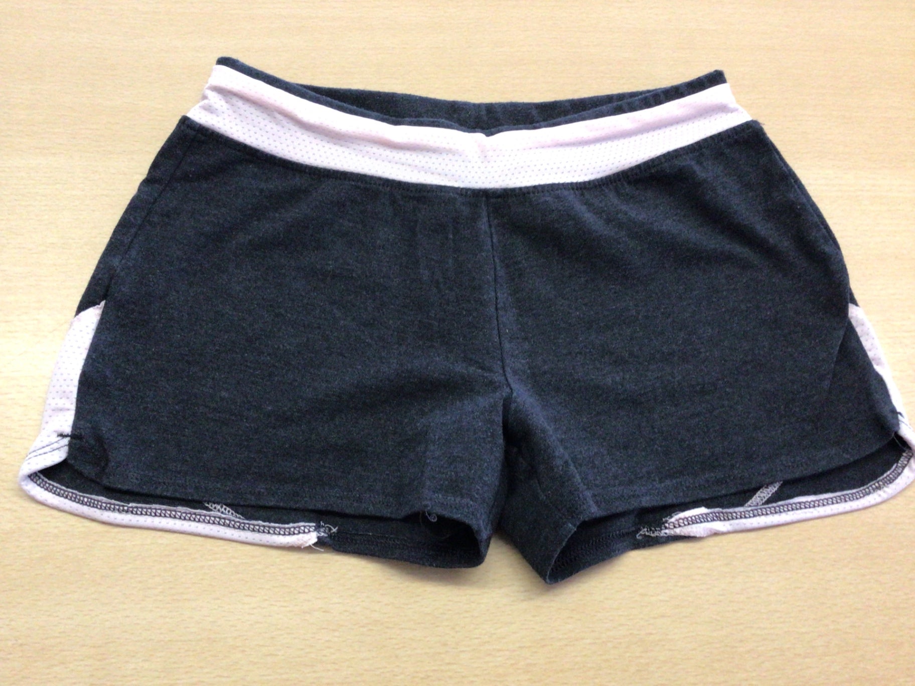  Sport-Shorts 128 Dunkelgrau und Weiß