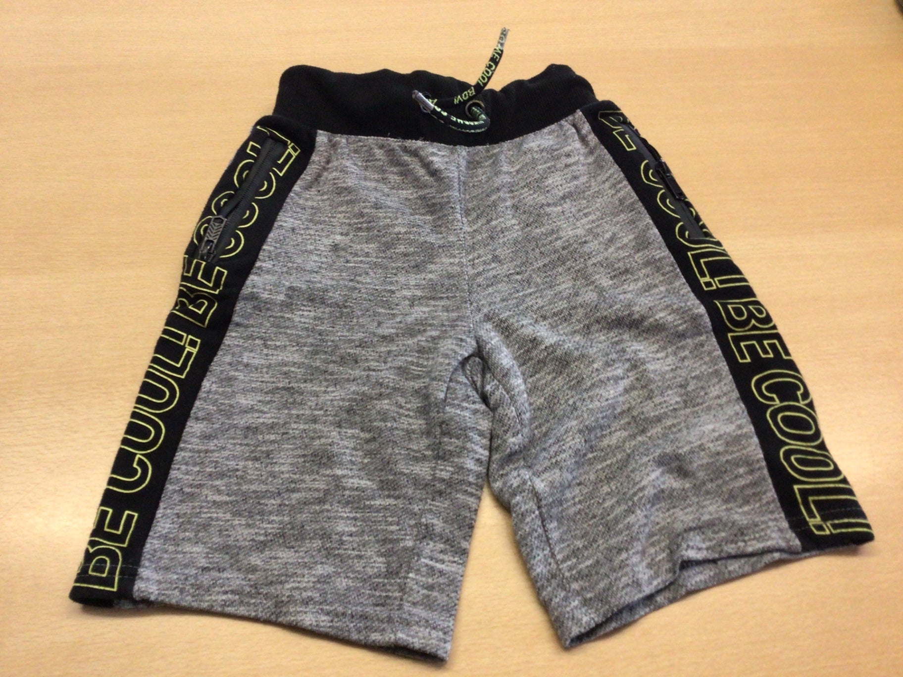 Shorts 122 Grau, Schwarz, Gelb