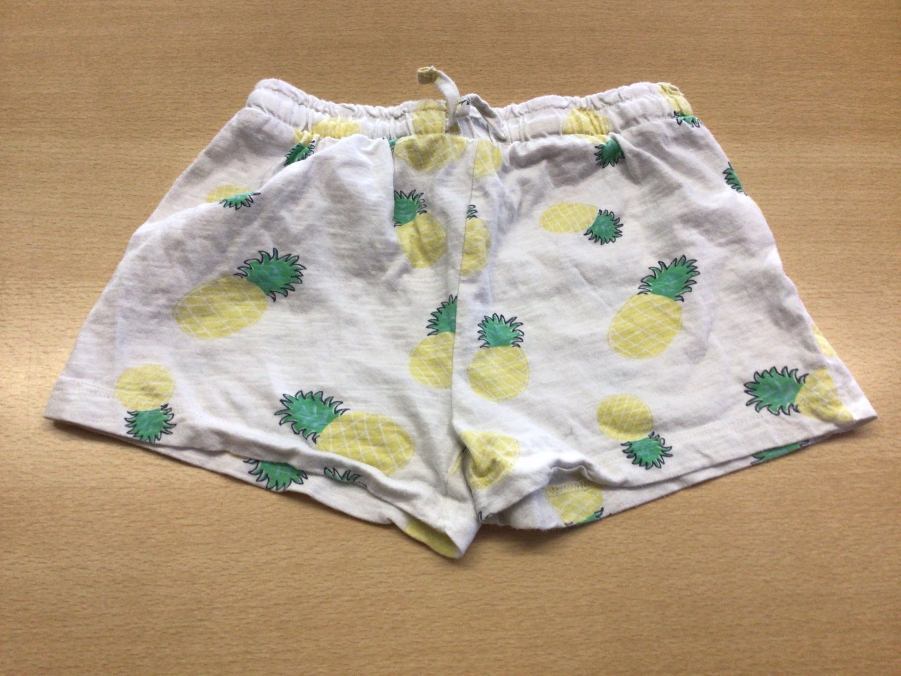 Shorts 98 Weiß mit gelben Ananas-Muster und grünen Blättern