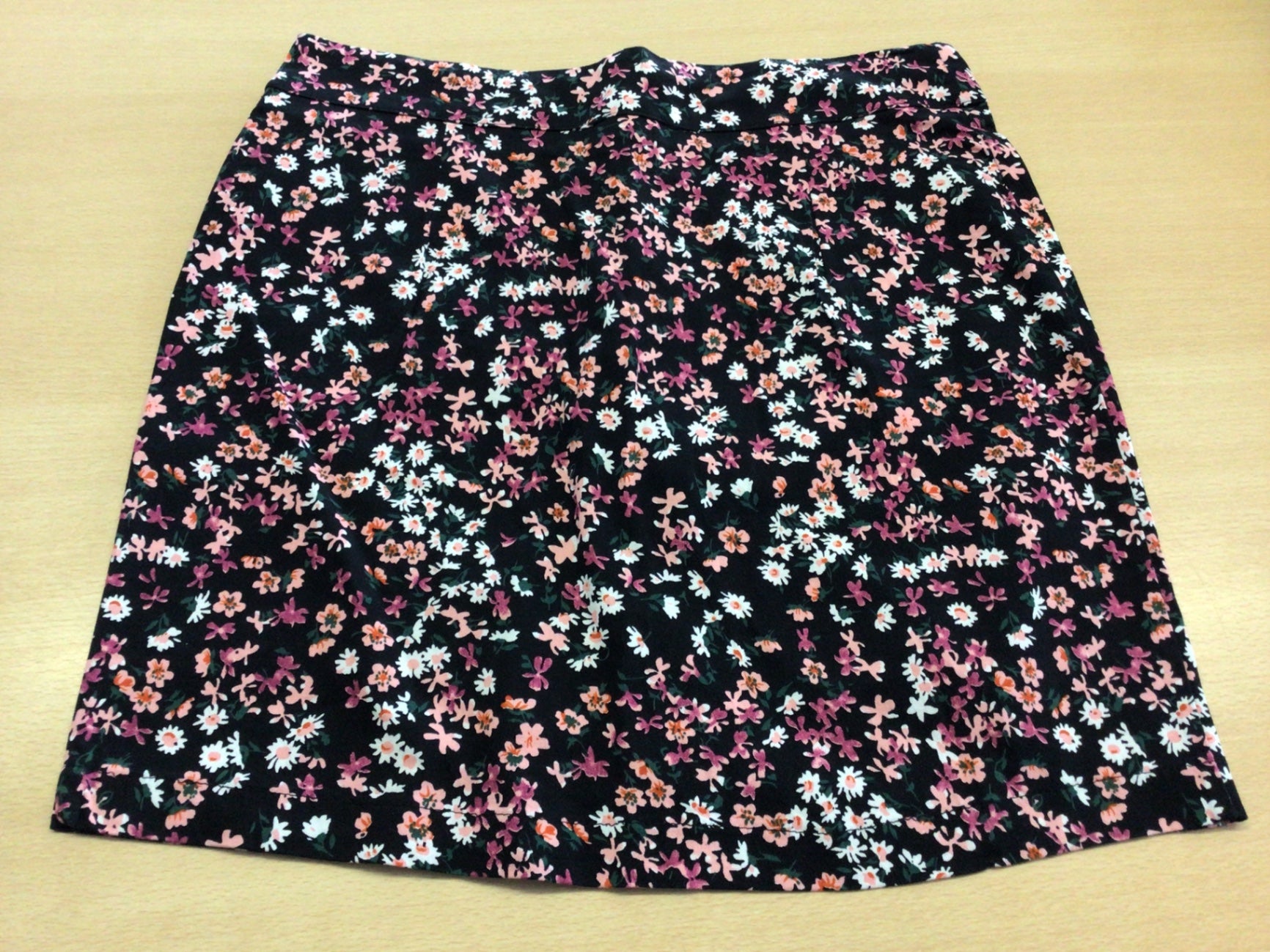 Jupe M Schwarz mit Blumenmuster in Weiß, Pink und Orange