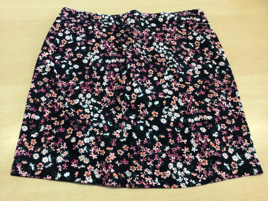 Jupe M Schwarz mit Blumenmuster in Weiß, Pink und Orange