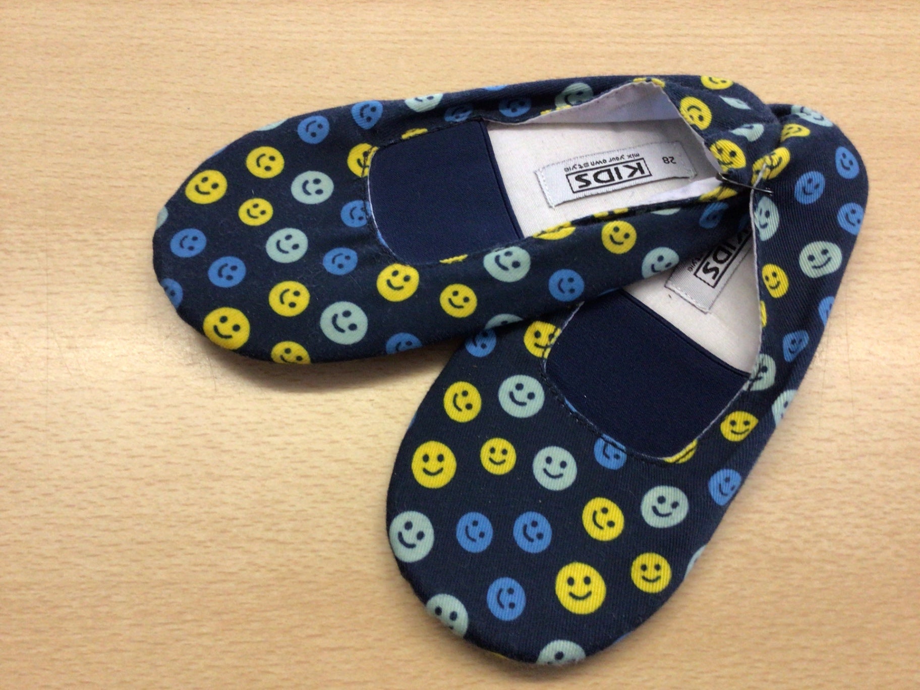 KIDS Turntäppeli 28 Dunkelblau mit bunten Smileys (Gelb, Hellblau, Weiß)