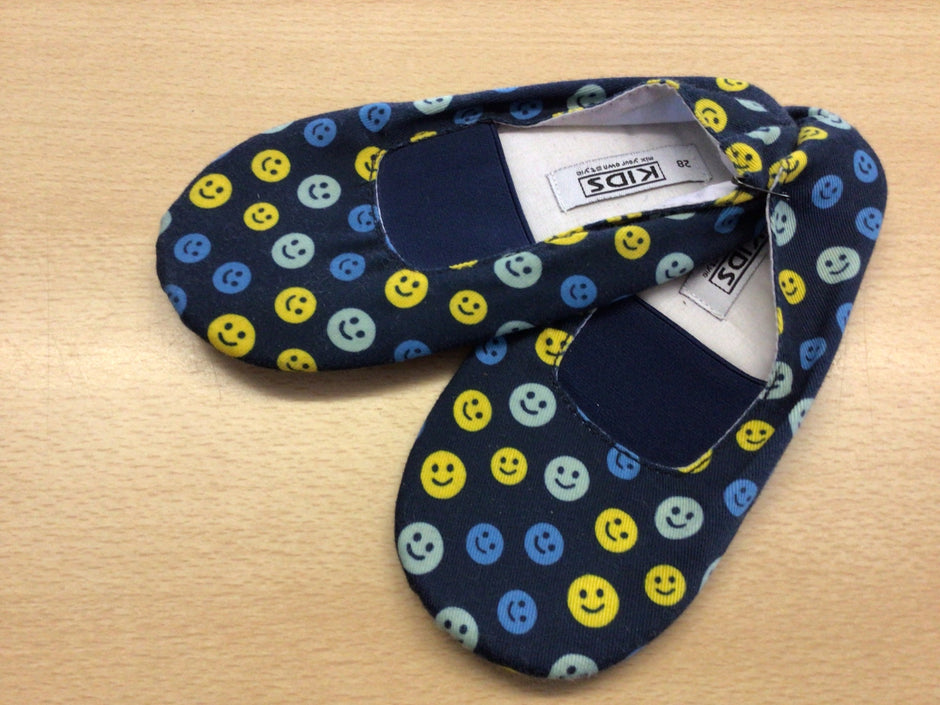 KIDS Turntäppeli 28 Dunkelblau mit bunten Smileys (Gelb, Hellblau, Weiß)