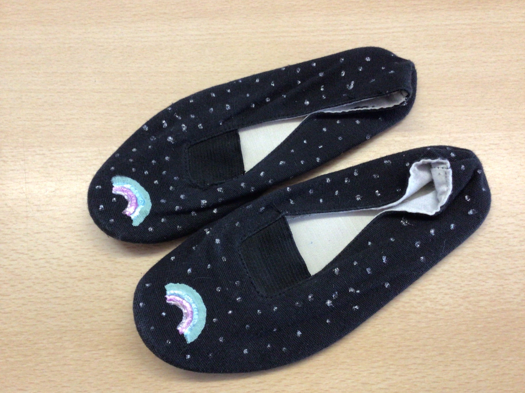 Turntäppeli 30 Schwarz mit Regenbogen-Design