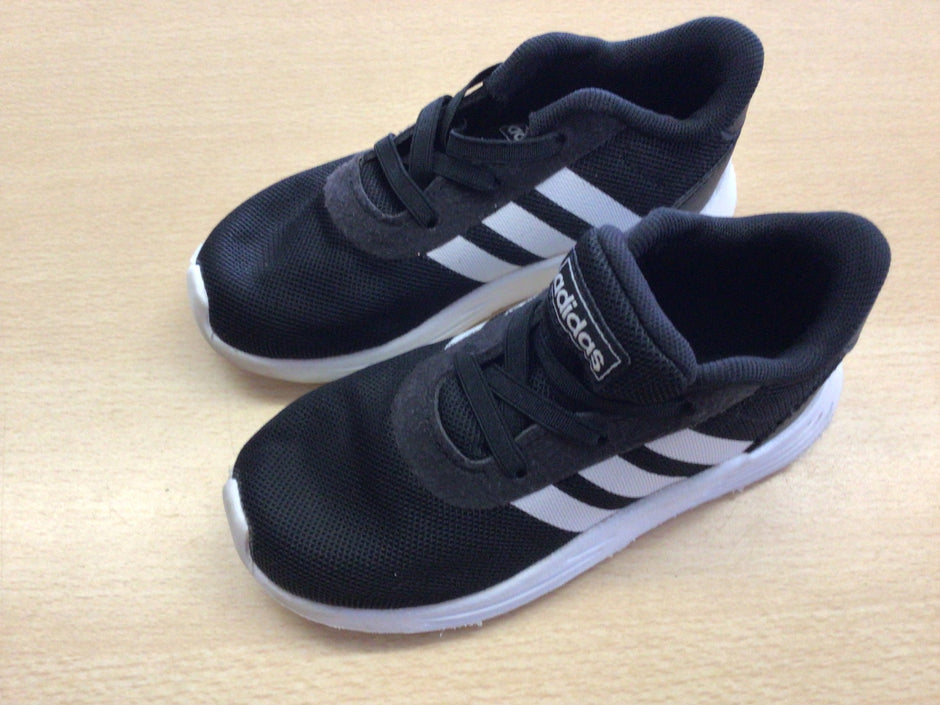 Adidas Sneaker 24 Schwarz und Weiß
