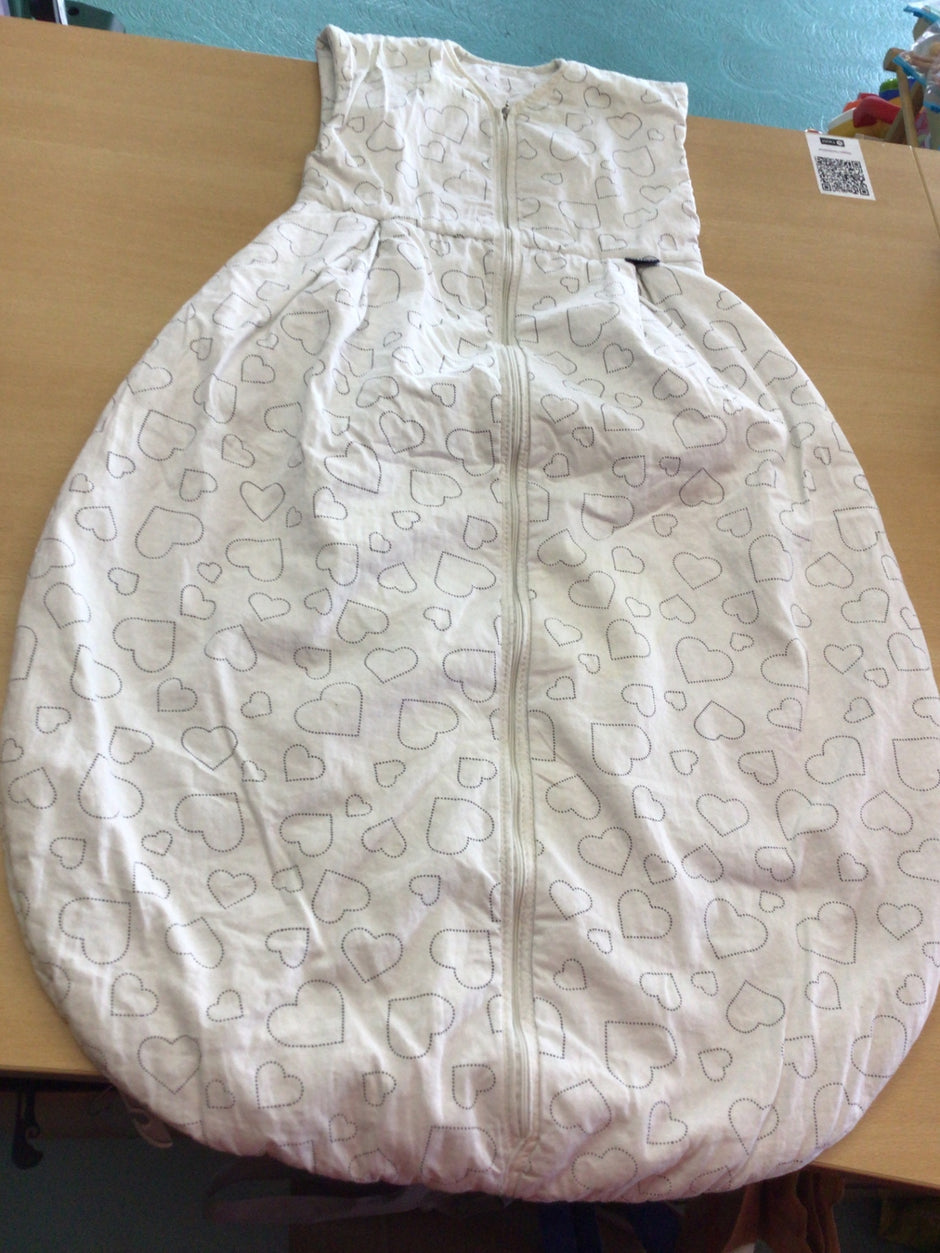 Alvi Schlafsack Weiß mit grauen Herzen-Mustern