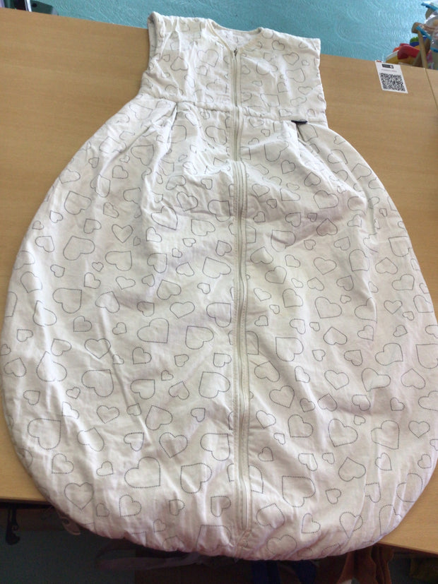 Alvi Schlafsack Weiß mit grauen Herzen-Mustern