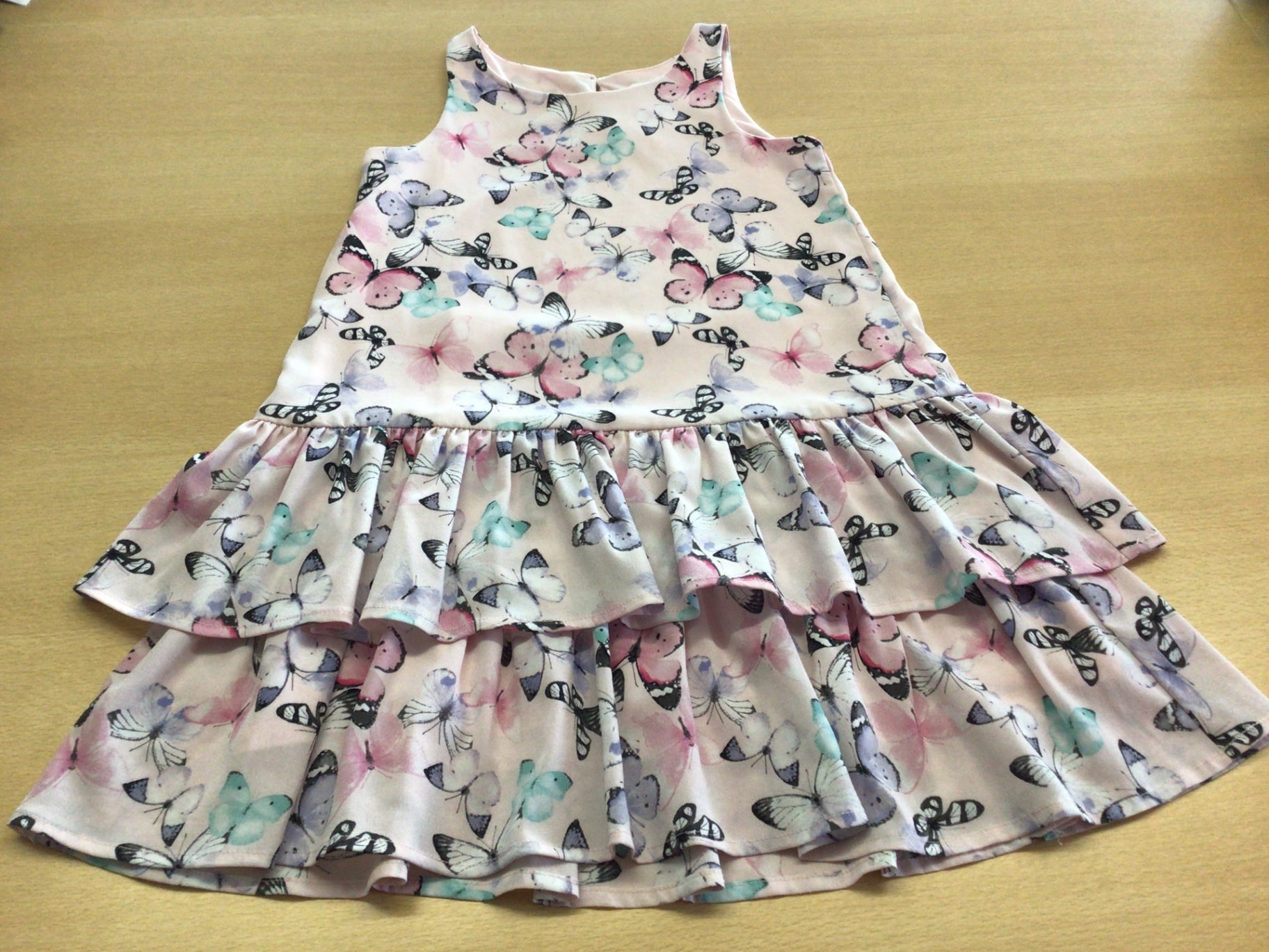 Kleid 122 Weiß mit Pastell- und Schwarzmustern