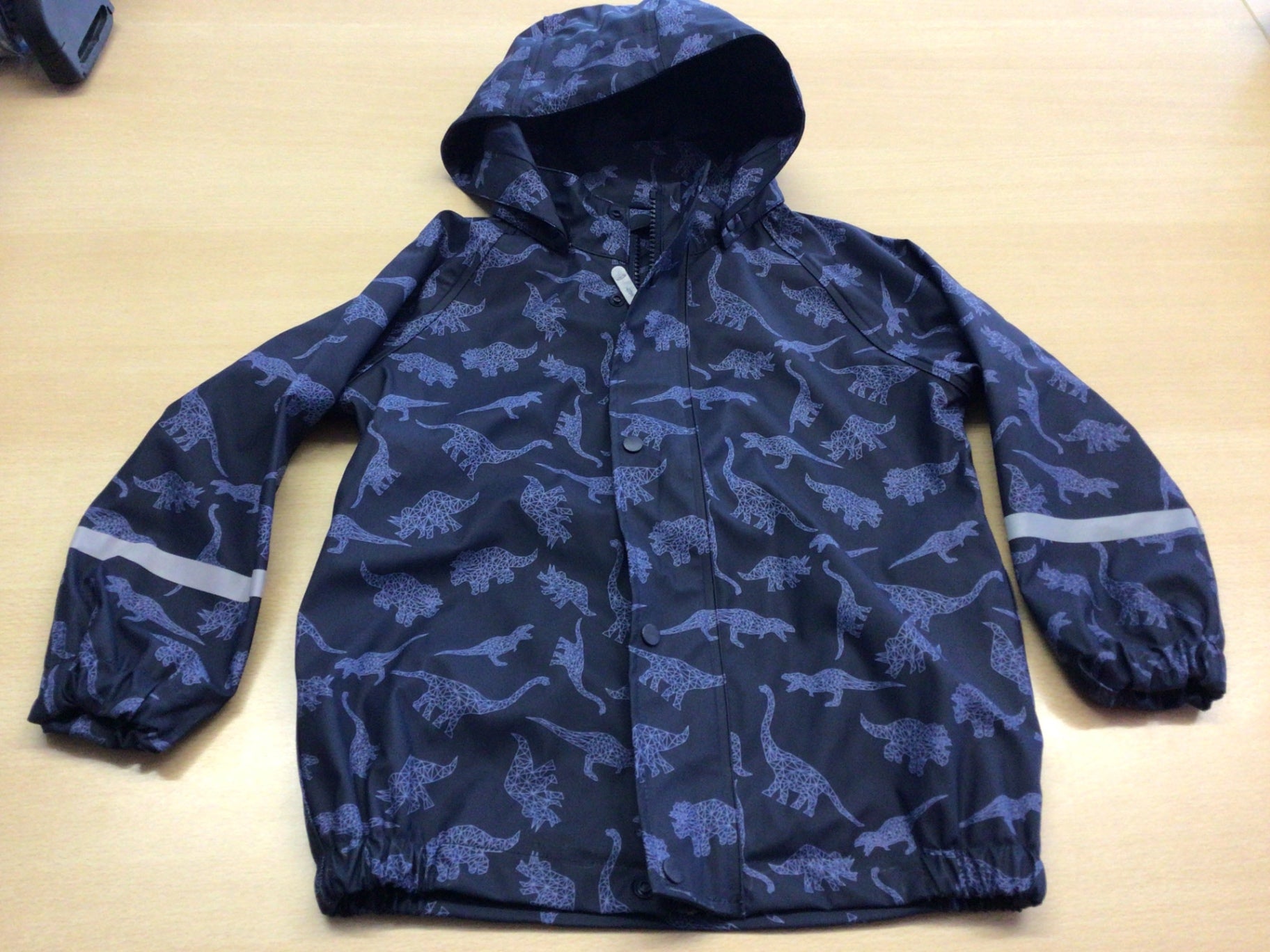 Regenjacke 116/122 Dunkelblau mit Dinosaurier-Print in Blau- und Lilatönen