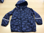 Regenjacke 116/122 Dunkelblau mit Dinosaurier-Print in Blau- und Lilatönen