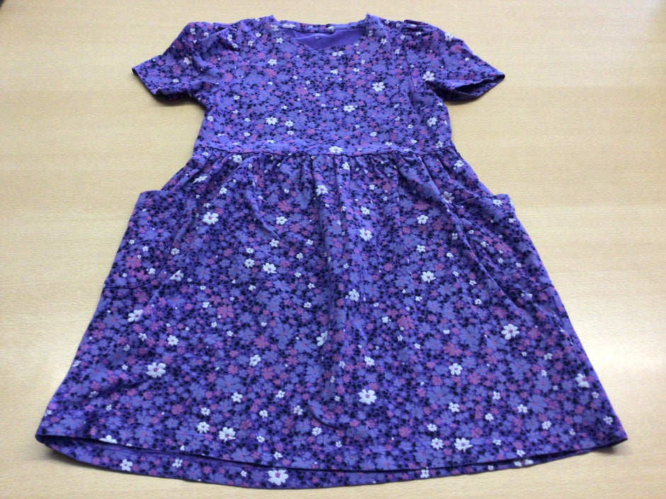 Kleid 122 Lila mit Blumenmuster