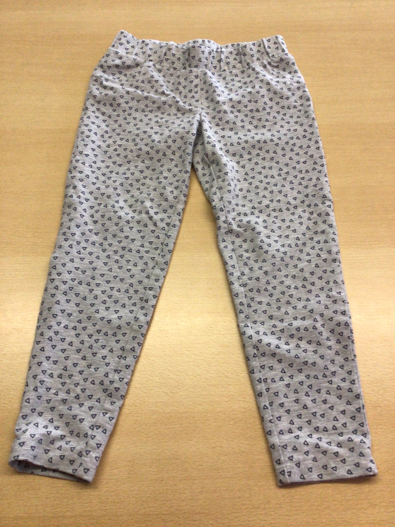 Hose 122/128 Grau mit dunklen Mustern