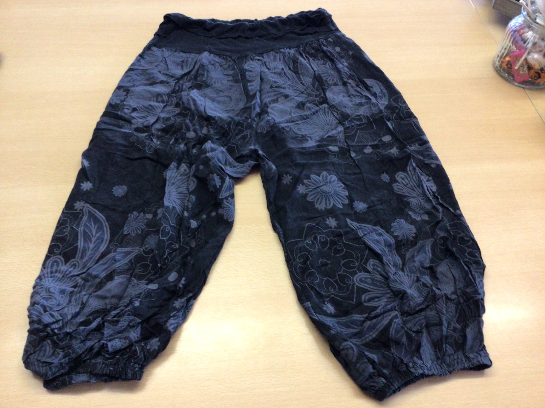  Sommer-Hose S Schwarz mit blauer Blumenmuster-Optik