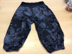  Sommer-Hose S Schwarz mit blauer Blumenmuster-Optik